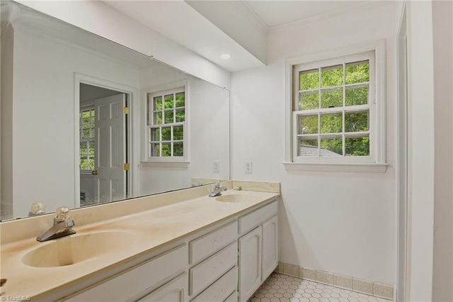 33 Kemp Road E, Greensboro, NC 27410