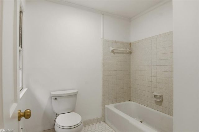 33 Kemp Road E, Greensboro, NC 27410