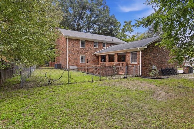 33 Kemp Road E, Greensboro, NC 27410