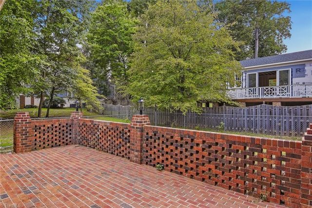 33 Kemp Road E, Greensboro, NC 27410