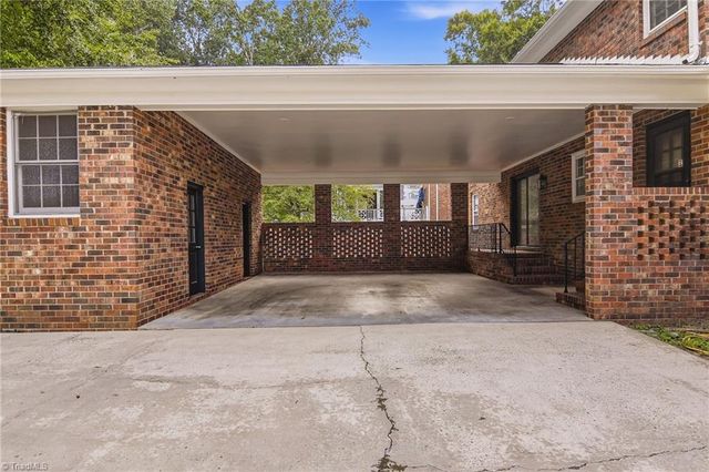 33 Kemp Road E, Greensboro, NC 27410