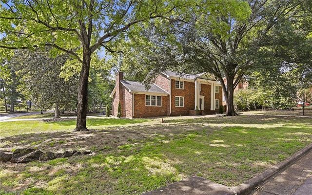 33 Kemp Road E, Greensboro, NC 27410