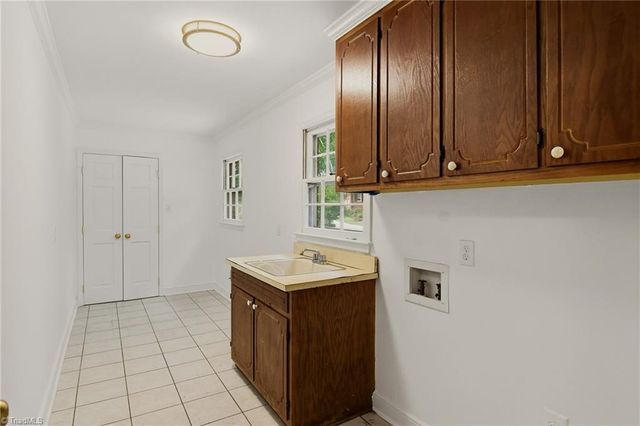 33 Kemp Road E, Greensboro, NC 27410