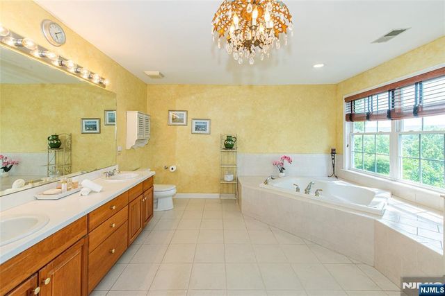 14 N Shadow Lane, Oakland, NJ 07436