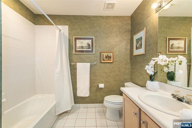 14 N Shadow Lane, Oakland, NJ 07436