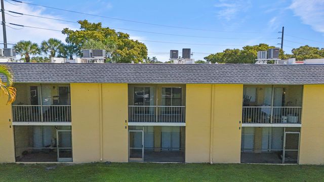 818 Meadows Circle, Boynton Beach, FL 33436