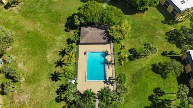818 Meadows Circle, Boynton Beach, FL 33436