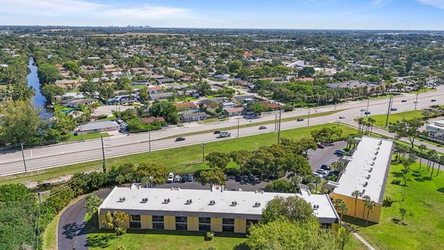 818 Meadows Circle, Boynton Beach, FL 33436
