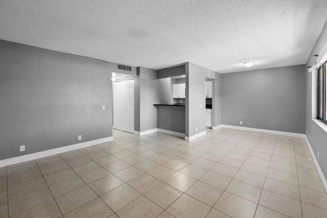 818 Meadows Circle, Boynton Beach, FL 33436