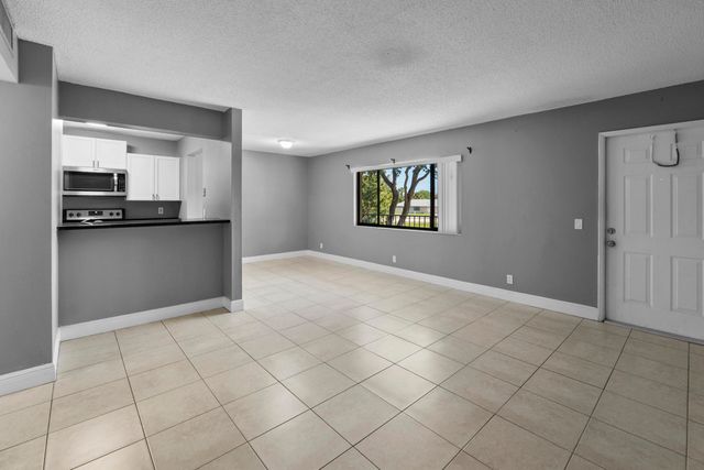 818 Meadows Circle, Boynton Beach, FL 33436
