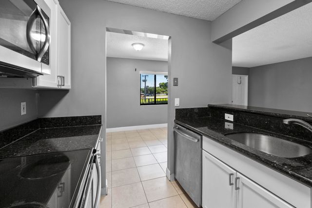 818 Meadows Circle, Boynton Beach, FL 33436