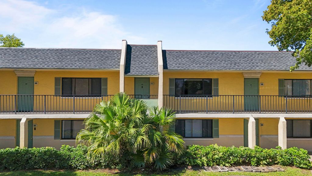 818 Meadows Circle, Boynton Beach, FL 33436