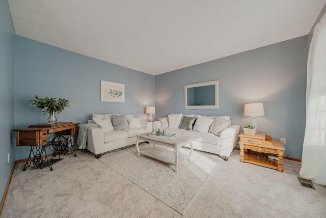 106 Wyckshire Drive, Pataskala, OH 43062