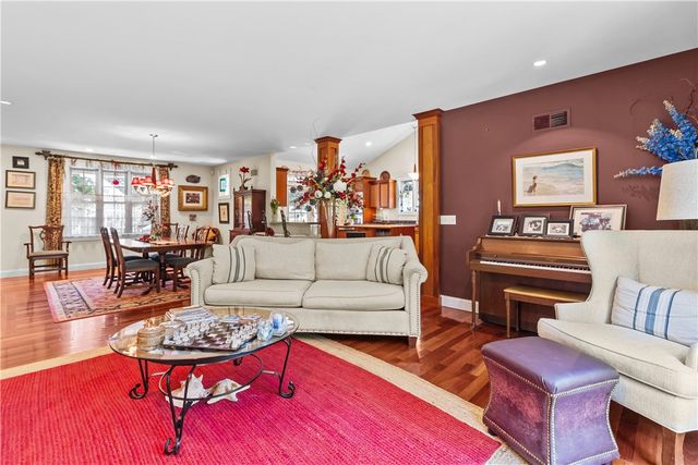 93 Kickemuit Avenue, Bristol, RI 02809