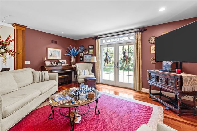 93 Kickemuit Avenue, Bristol, RI 02809