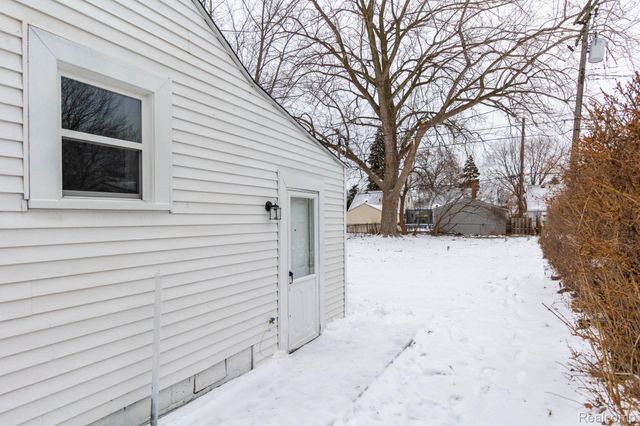 23824 Tuscany Avenue, Eastpointe, MI 48021