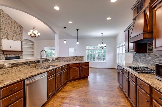 1002 Glessner DR, Spring Hill, TN 37174