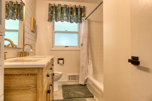 8112 N Shore Trail N, Forest Lake, MN 55025