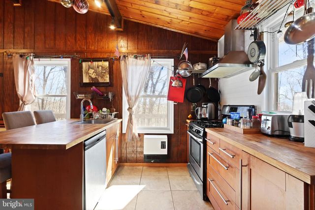 214 MOCKINGBIRD CT, Bushkill, PA 18324