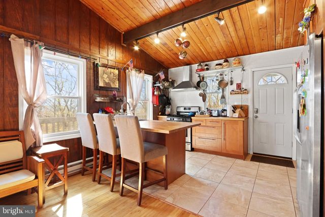 214 MOCKINGBIRD CT, Bushkill, PA 18324