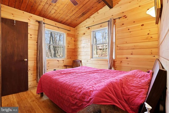 214 MOCKINGBIRD CT, Bushkill, PA 18324