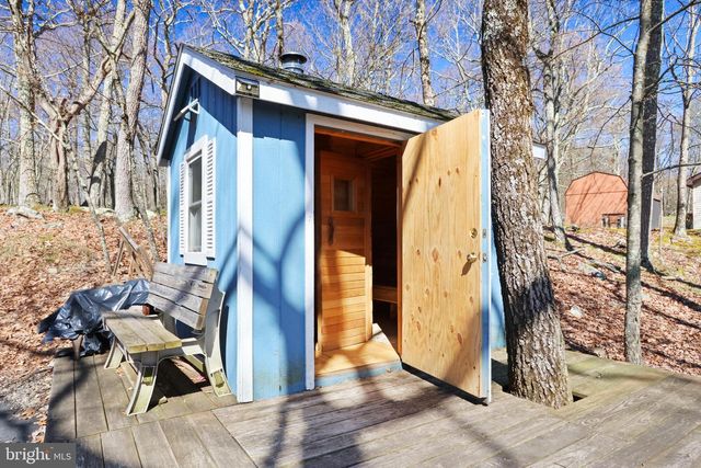 214 MOCKINGBIRD CT, Bushkill, PA 18324