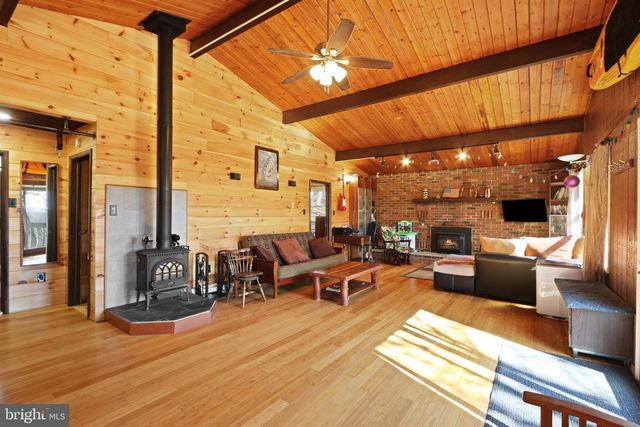 214 MOCKINGBIRD CT, Bushkill, PA 18324