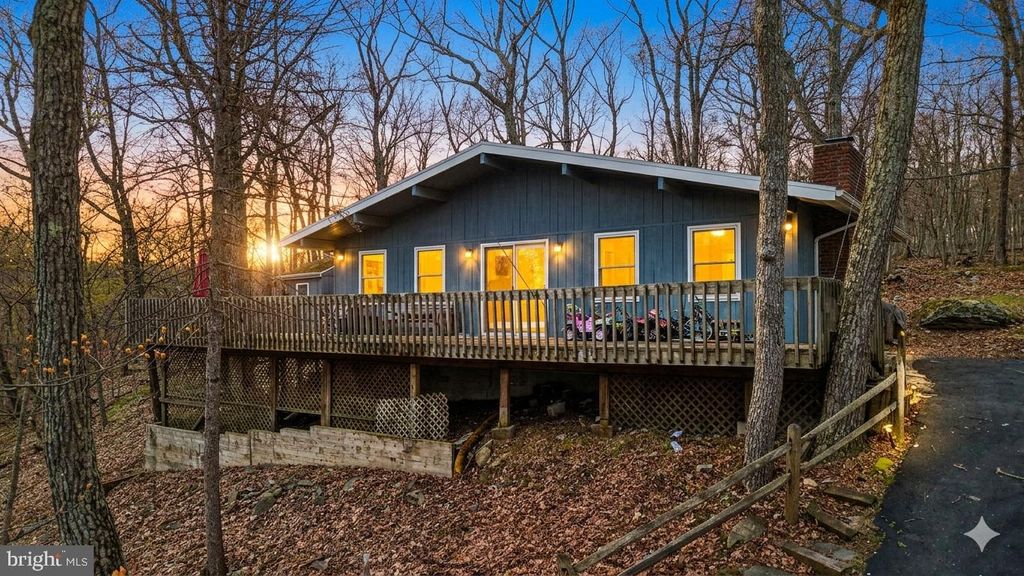 214 MOCKINGBIRD CT, Bushkill, PA 18324