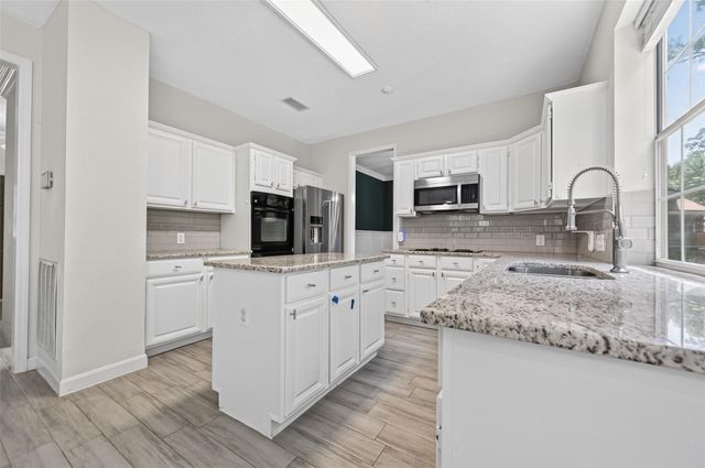 11 Ginger Bay Place, The Woodlands, TX 77382