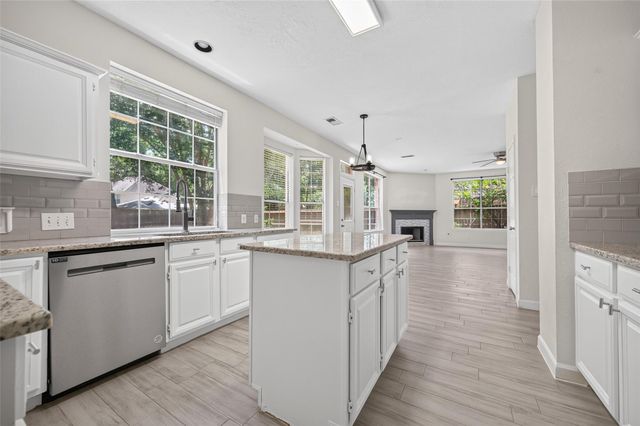 11 Ginger Bay Place, The Woodlands, TX 77382