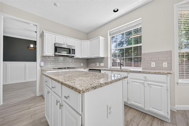 11 Ginger Bay Place, The Woodlands, TX 77382