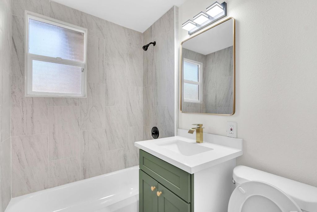 Image 12 of property listing at 1584 N Carruth Avenue, Fresno, CA 93728