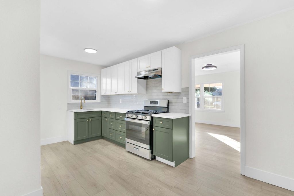 Image 13 of property listing at 1584 N Carruth Avenue, Fresno, CA 93728