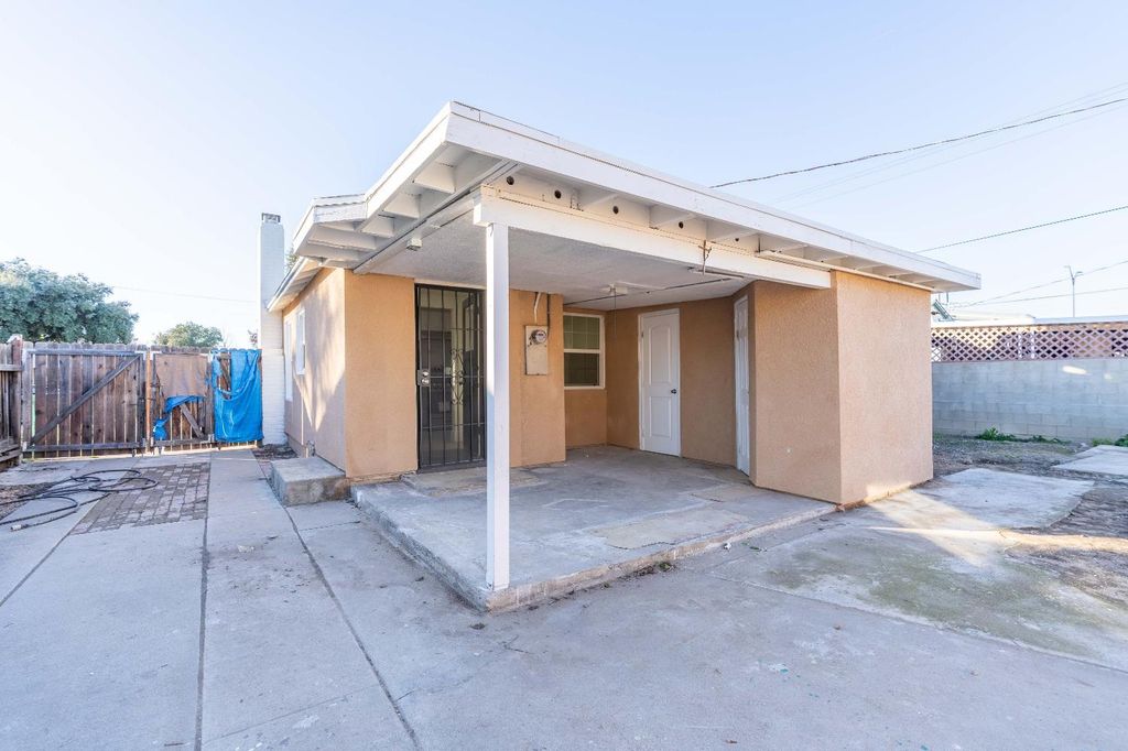 Image 17 of property listing at 1584 N Carruth Avenue, Fresno, CA 93728