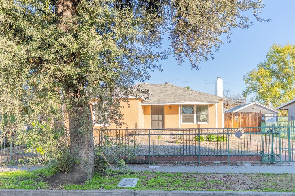 Image 2 of property listing at 1584 N Carruth Avenue, Fresno, CA 93728