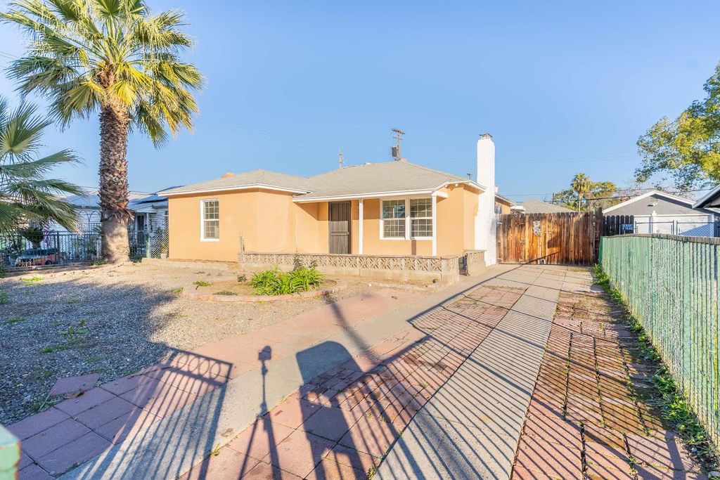 Image 3 of property listing at 1584 N Carruth Avenue, Fresno, CA 93728