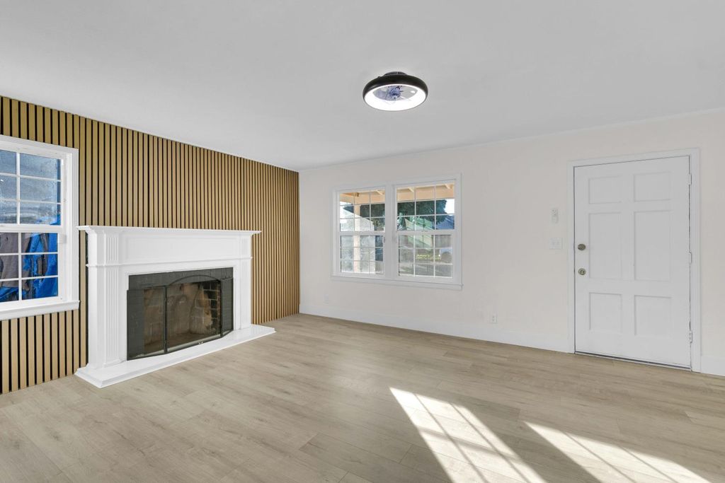 Image 4 of property listing at 1584 N Carruth Avenue, Fresno, CA 93728