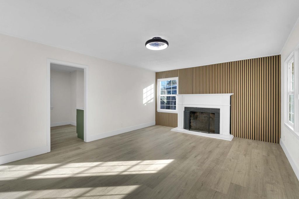 Image 5 of property listing at 1584 N Carruth Avenue, Fresno, CA 93728