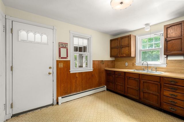 35 Queen Cir, South Hadley, MA 01075