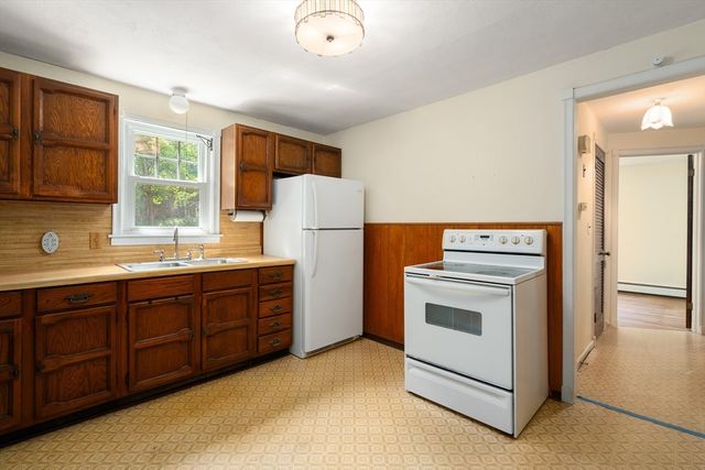 35 Queen Cir, South Hadley, MA 01075