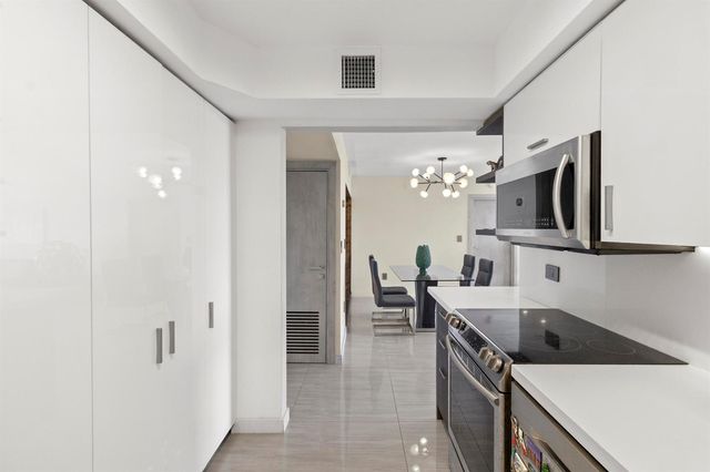 20515 E Country Club Drive 345, Aventura, FL 33180