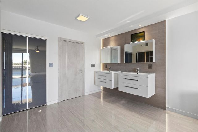 20515 E Country Club Drive 345, Aventura, FL 33180