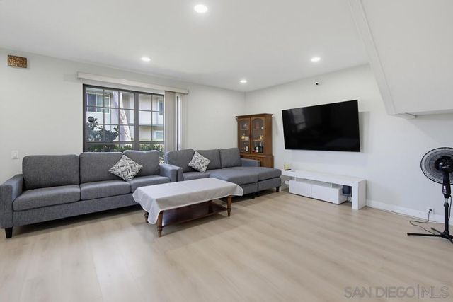 10142 Caminito Zar, San Diego, CA 92126