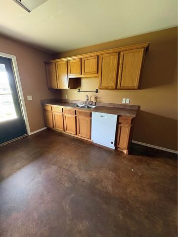 160 Bell Street, Blossom, TX 75416