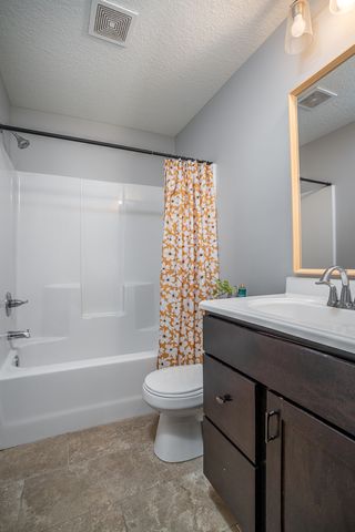 1120 Eagles Crest Drive, Davenport, IA 52804