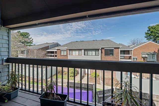 45 Meadowood Dr 45, Stoughton, MA 02072