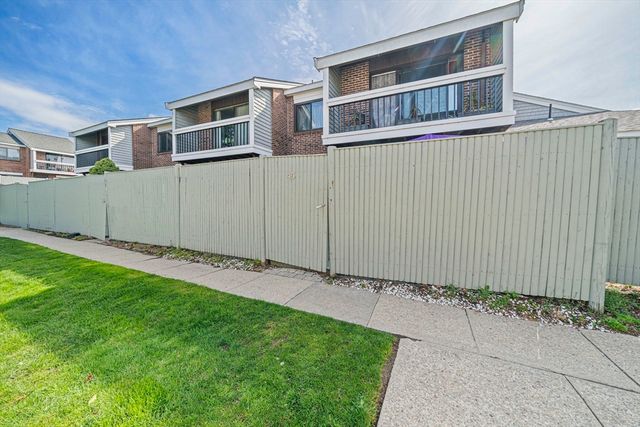 45 Meadowood Dr 45, Stoughton, MA 02072