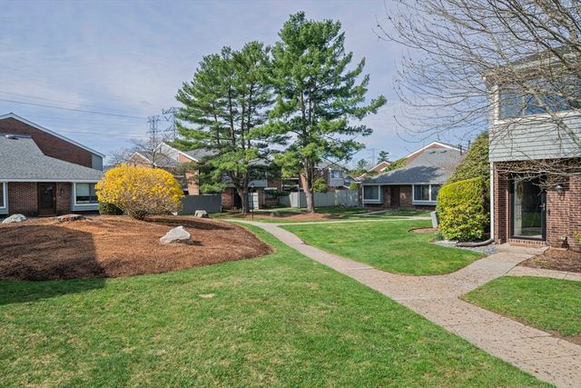 45 Meadowood Dr 45, Stoughton, MA 02072