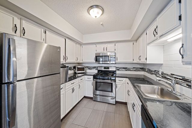 45 Meadowood Dr 45, Stoughton, MA 02072