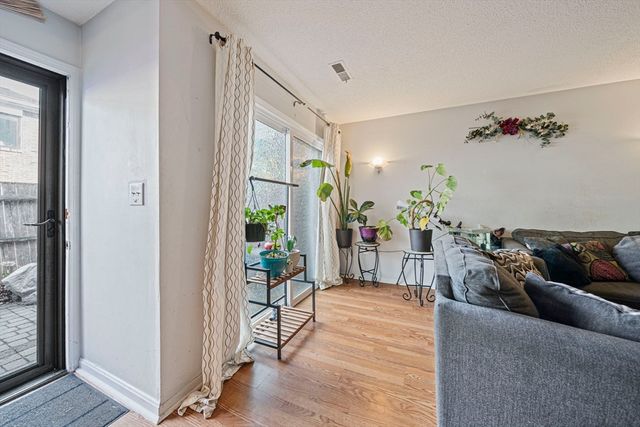 45 Meadowood Dr 45, Stoughton, MA 02072